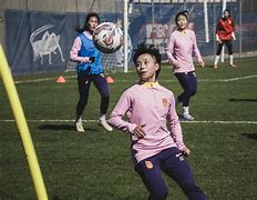 包含南极女足比赛现新面孔，头名赛况扑朔迷离的词条