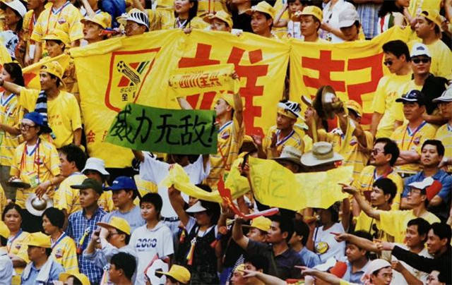 球员们努力争夺胜利，为球队带来荣耀