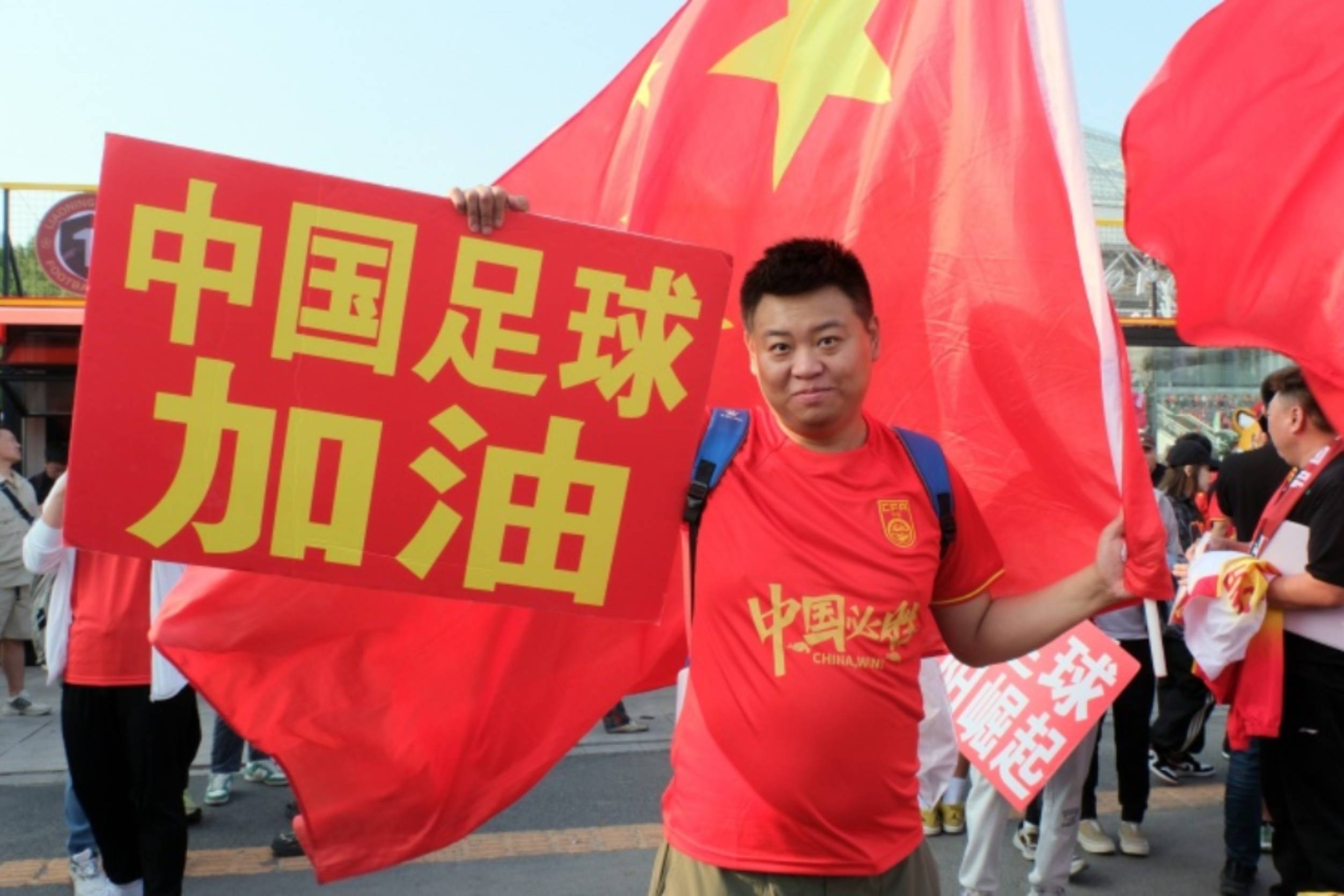 国内足球赛场火爆，球员斗志昂扬