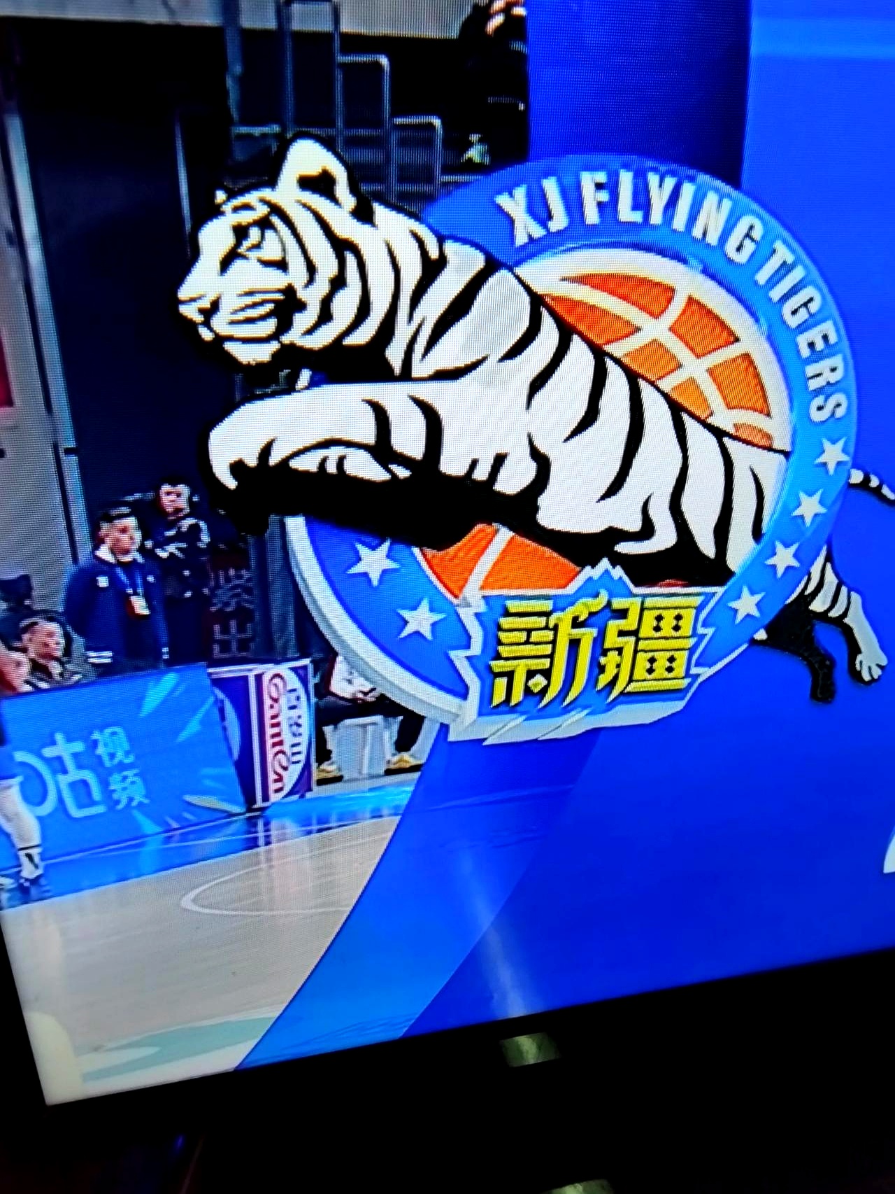 关于篮球职业赛事中一支实力强劲的球队连胜不断的信息