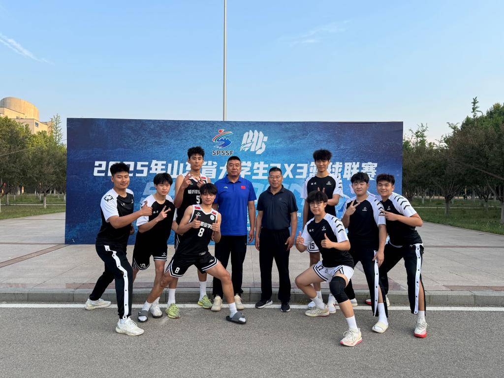关于篮球职业赛事中一支实力强劲的球队连胜不断的信息