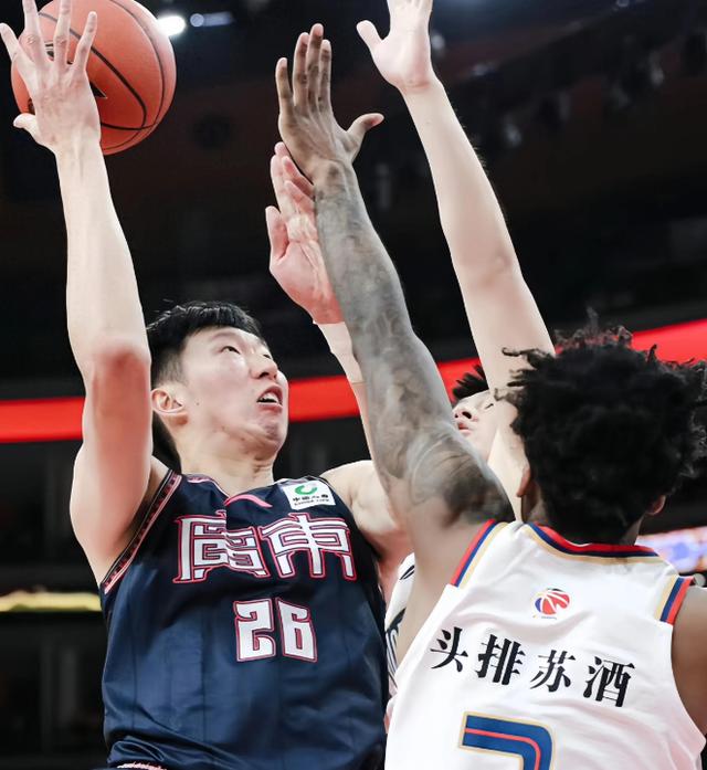 关于篮球比赛中双方实力悬殊，一方轻取胜利的信息