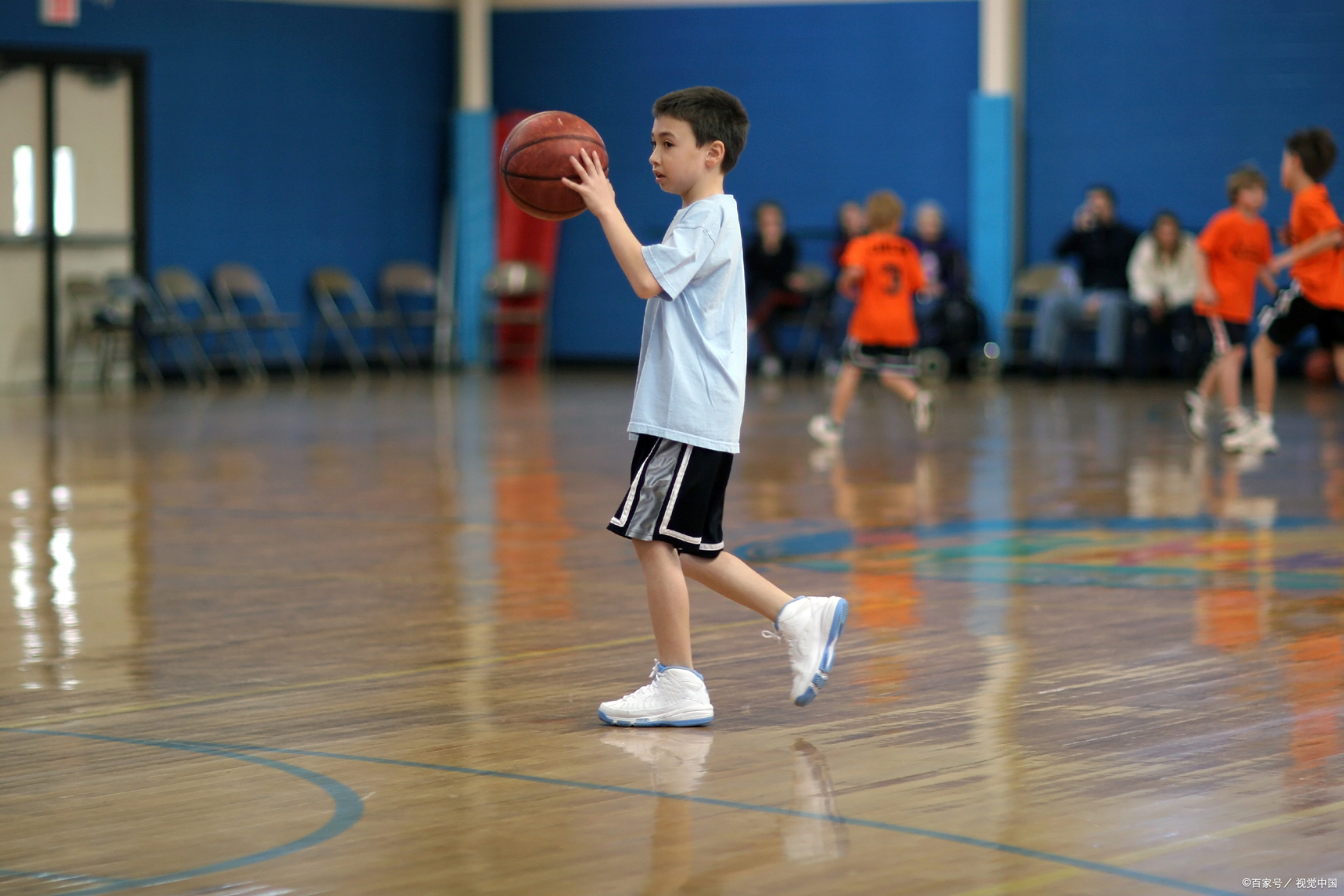 篮球选手在社交平台上发布训练视频