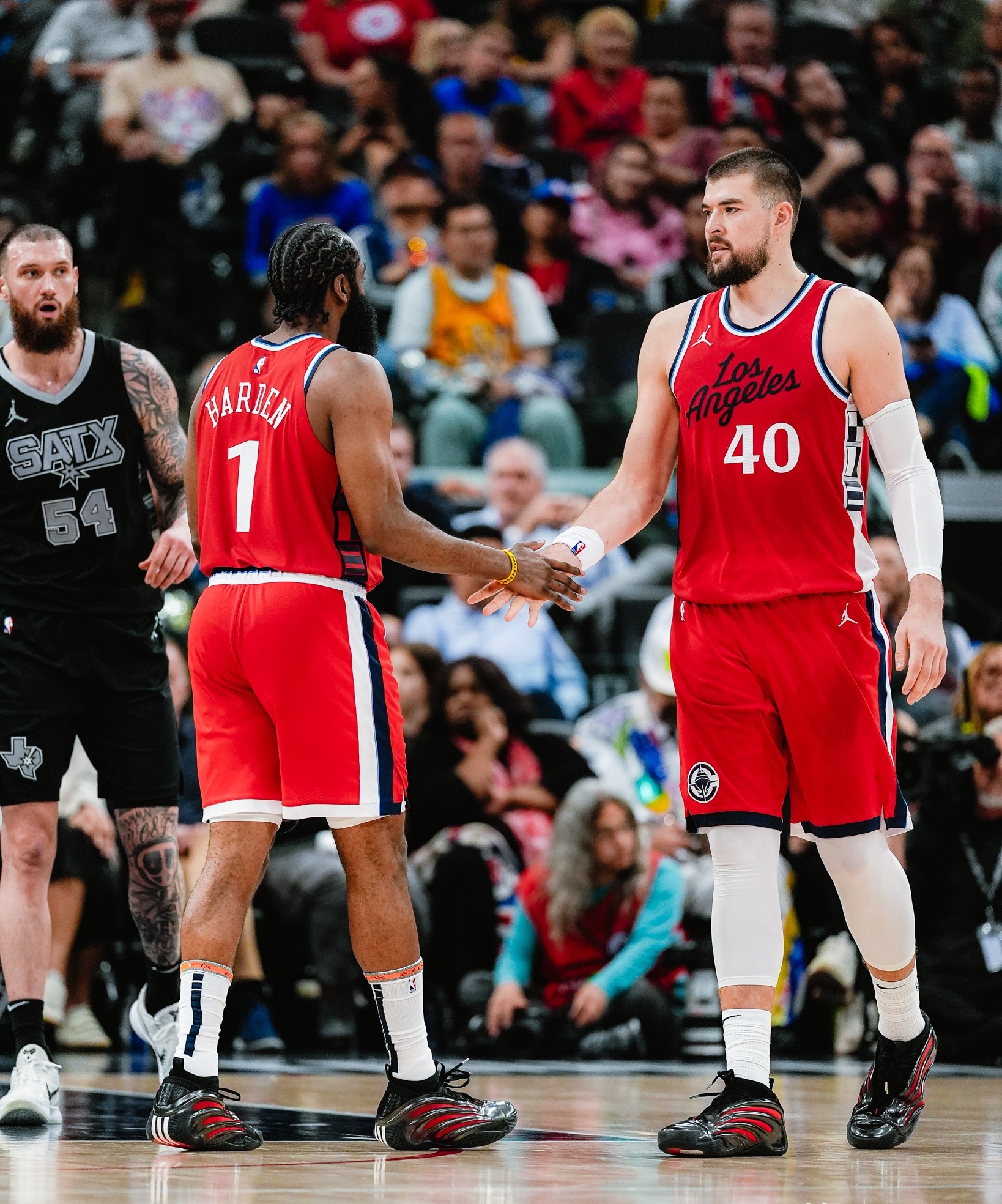 快船击败马刺,取得连胜 快船击败马刺,取得连胜