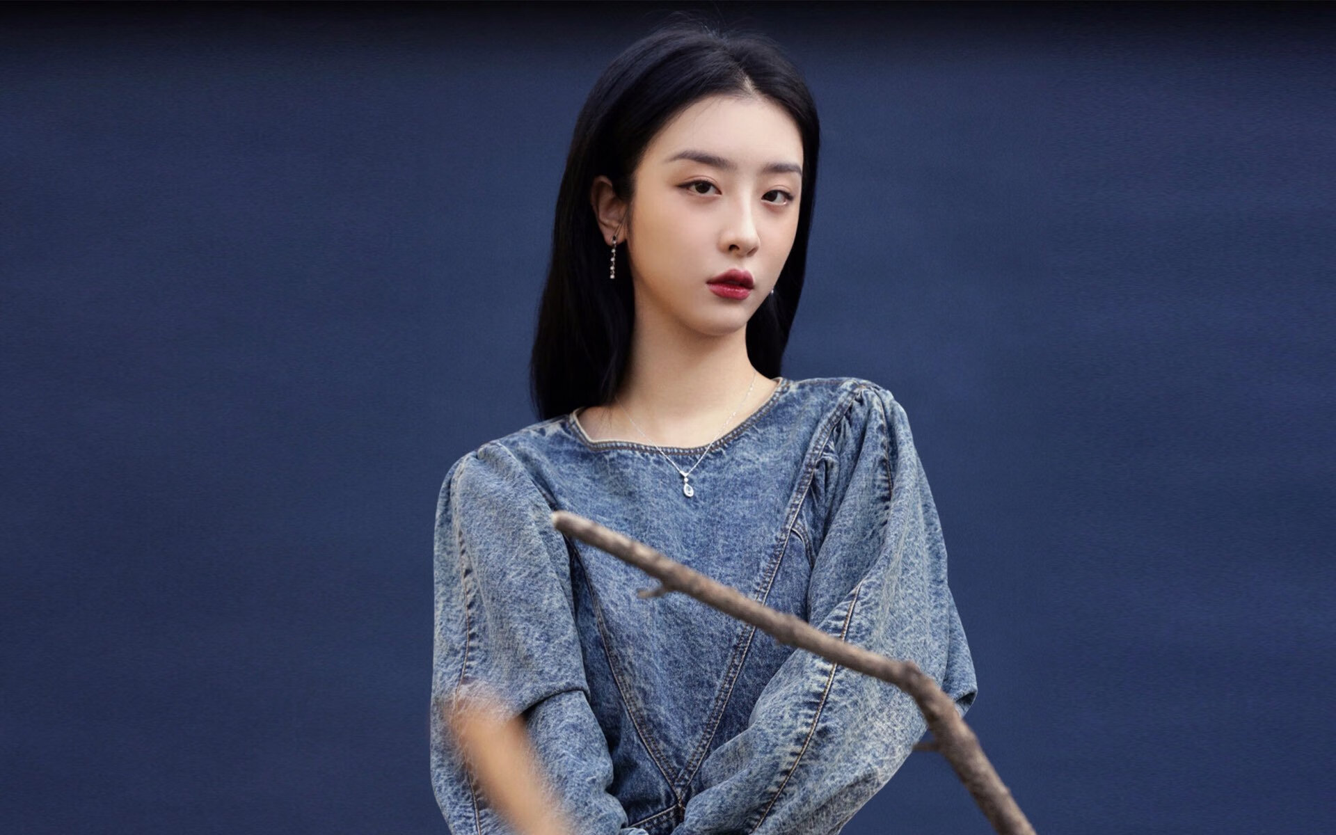 双城记，隔空的较劲与无声的成长